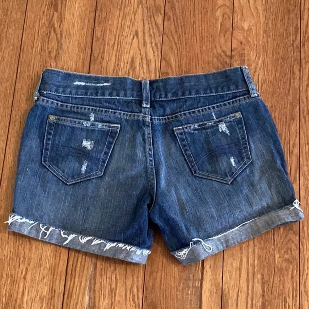 Decree distressed, medium wash denim blue jean shorts. Size 7 - Picture 6 of 12